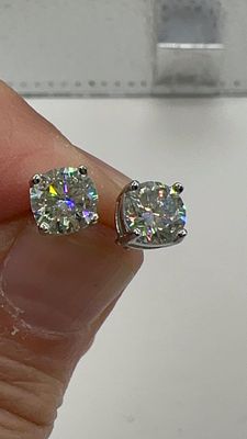 2.4 קראט מואסנייט. זוג עגילים מרהיב.