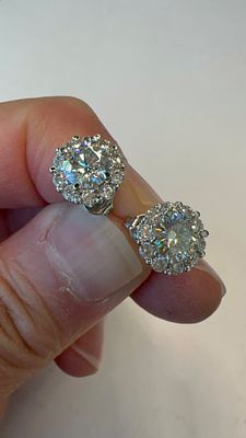 זוג עגילי מואסנייט 2 קראט כל צד! סה״כ 4.6 קראט! תכשיט מרהיב ביופיו!