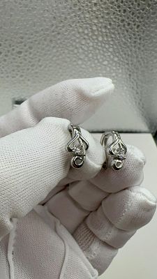 זוג עגילי כסף מדהימים משובצים באבני זירקוניה. פתיחה-$25