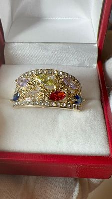 טבעת זהב גולדפילד מיוחדת במינה, סדרה חדשה, משובצת כולה באבני חן צבעוניות.