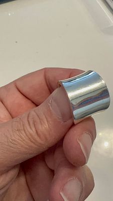 טבעת זהב 10k. ✨ **טבעת זהב 10k סטרלינג עבה ויפה מלוטשת** בעיצוב מודרני! 💍 תוספת **נועזת** לכל 