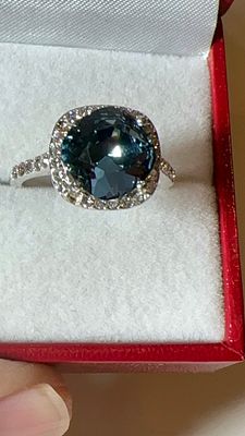 טבעת נדירה! אבן אקוומרין תכלת ים, בליטוש מיוחד ובשיבוץ אבנים נוצצות סביב.