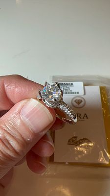 טבעת יהלום מואסנייט 2 קראט! בעיצוב כתר וליטוש מיוחד. מחיר באטיקט $200