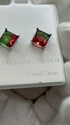 עגילי כסף 925 משובצות אבני מואסנייט צבעוני! בשיבוץ ריבוי ובליטוש מרהיב.