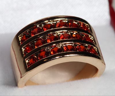 טבעת נדירה משובצת ב-3 שורות של רובי אדום מזהב גולדפילד צהוב 14 ק.