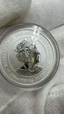 מטבע כסף צבעוני 1/2 אונקיה הדרקון 2024. 🌟 מטבע כסף **נדיר** 1/2 אונקיה, נבציפוי צבעוני! 🐉 שנה 