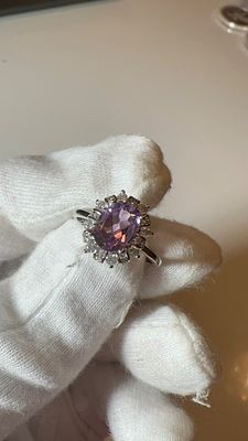 טבעת אמטיסט סגולה טבעית ואבני יהלומי מואסנייט נוצצים סביב. מרהיבה ביופיה.