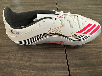 נעל כדורגל אדידס מיוחדת ונדירה שחתומה על ידי ליונל מסי עם אימות חתימה של Beckett Witness שזה 