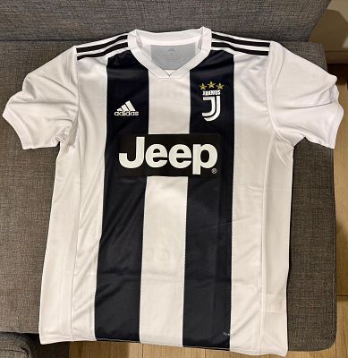 חולצה נדירה ומיוחדת חתומה של רונאלדו במדי קבוצת יובנטוס. משחק בית. 2018-19.