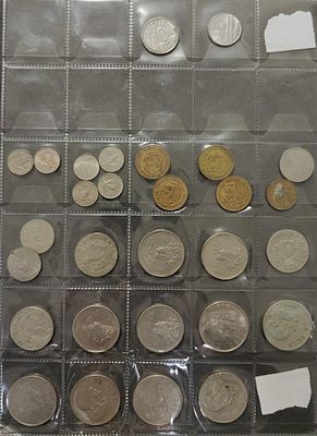 לוט מטבעות ממקסיקו וברזיל, 
רובם מהמחצית השנייה של המאה ה־20, כולל 5, 10 ו־20 סנטבוס ופזוס