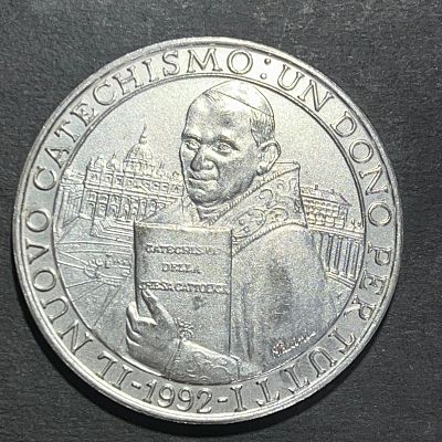 מדליית כסף המנציחה את פרסום "הקטכיזם החדש של הכנסייה הקתולית" בשנת 1992. 
בצד המדליה מופיע 