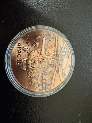 מדליה מיוחדת של מסוק הקרב Apache של צבא ארה״ב.