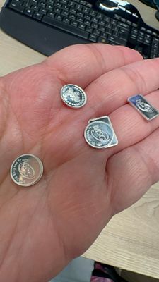 לוט 6 מטבעות כסף טהור בצורות ודוגמאות ייצור שונות. 💎 **אוסף מטבעות כסף טהור** בעיצובים מרהיבים! 