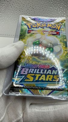 חבילת פוקימון Brilliant Stars. גלו כוכבים חדשים! ✨ חבילת **Brilliant Stars** שלא נפתחה! 🌟 