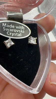 עגילי סברובסקי מרובעים. ✨ עגילי **סברובסקי מקוריים** בצורת ריבוע! ✨ הברק המושלם לכל הופעה.💎 