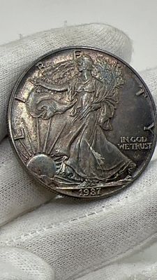 נדיר! פטינה שחורה טבעית כהה במטבע דולר 1987 , נמצא בתוך כספת ישנה נעולה. מטבע 🪙 חצי דולר "הולך 