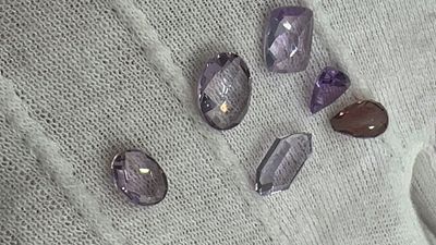אוסף חוט 6 אבני חן אמטיסט טבעיות שקופות וסגולות. ✨ סט 6 אבני חן אמטיסט מרהיבות בגווני סגול! 💜 