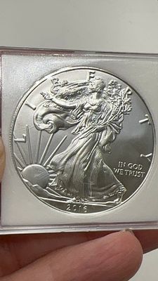 איגל כסף 2016. מטבע 🪙 **איגל כסף אמריקאי 2016**! יופי נצחי 💫 בגימור מבריק ✨. הזדמנות לאספנים 