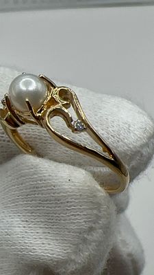 טבעת זהב 18 ק. 
פנינה טבעית ויהלומים
משקל 1.74 גרם. ✨ טבעת זהב עדינה עם פנינה מרהיבה ושיבוץ 