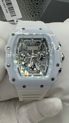 שעון Invicta לבן ספורטיבי. עיצוב חדשני ויוקרתי 💎. מנגנון **מורכב במיוחד** ⚙️. גימור לבן מטריף 