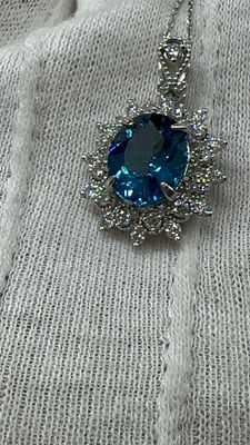 תליון זהב לבן 14 ק. משובץ באבן אקוומרין גדולה ונדירה בצבע כחול ים! במשקל 8 קראט! ובשיבוץ 