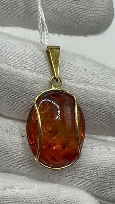 נדיר! תליון ענבר אמיתי, מקורי! טבעי! עם חוטי זהב עבים שמקיפים אותו . משקל התליון 2.47 גרם. ✨קסם 