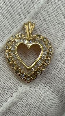 תליון לב זהב ויהלומים. ✨ תליון 💖 **זהב 14 ק. במשקל 4.40 גרם** בעיצוב לב יוקרתי! משובץ כ-50 