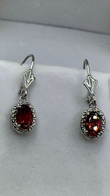 עגילי זהב ויהלומים!
עגילי זהב לבן 14 ק. משובצות באבני רובי אדומות טבעיות שקופות קלאסיות. ✨עגילי 