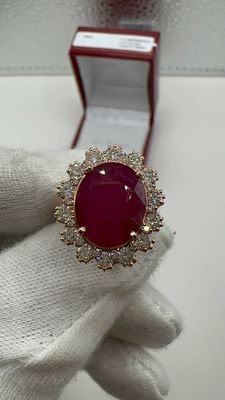 טבעת זהב לבן 14 ק. בשיבוץ אבן רובי אדומה , שקופה וטבעית ויהלומים רבים מסביב במשקל כולל של כ- 1.1 ק.