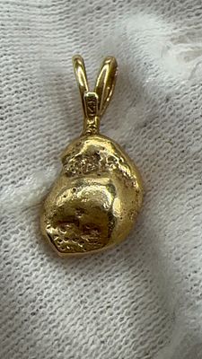 תליון גולדן נאגט 3.48 גרם. רק 12.5% עמלה!✨ תליון **זהב טהור** בצורת גולדן נאגט! ⛏️ עיצוב ייחודי 