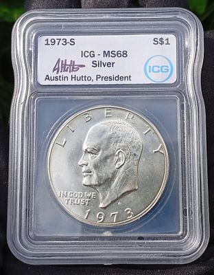 דולר אייזנהאואר משנת 1973-S בדירוג MS-68 וחתום בכתב ידו של אוסטין האטו נשיא ICG. מטבע יפהפה זה 