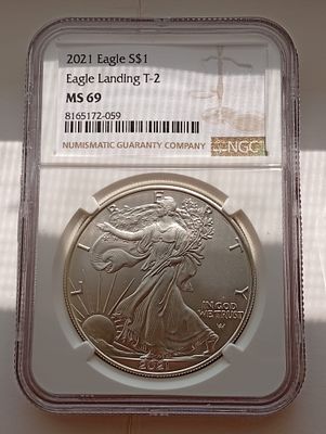 מטבע כסף אמריקאי משנת 2021 בעיצוב אייקוני של "Eagle Landing" מדורג MS-69 NGC. מכיל אונקיית כסף 