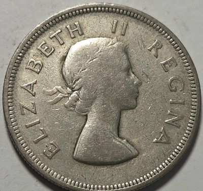 לאוהבי המלכה בצעירותה!! דרום אפריקה תחת השילטון הבריטי 2.5 שילינג 1956, כסף!!! מטבע גדול 32 ממ 