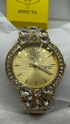שעון מוזהב Invicta משובץ. ✨ **שעון זהב יוקרתי** בעיצוב מרהיב! 💎 שיבוץ קריסטלים נוצץ ✨ הוסף טאץ' 