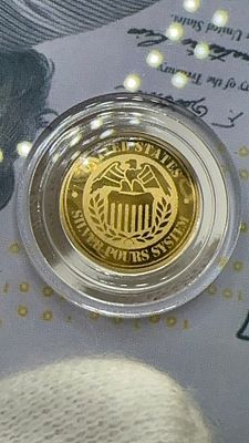 מטבע זהב 'Silver Pours'. רק 12.5% עמלה! 🪙 מטבע **זהב טהור** בעיצוב מרהיב! ✨ פריט אספנים נדיר 💎 