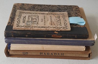 לוט חשוב של הגדות של פסח משנות הת"ק והת"ר 
1)	 הגדה של פסח – אויפס נייא אינס דייטשע איבערזעצט 