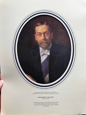 הדפס דיוקן ג'ורג' החמישי נמצא בתוך אוצר של פריטים נדירים בכספת ישנה. 👑 הדפס **נדיר** של דיוקן 