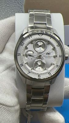 שעון יד TechnoMarine כסוף
חדש! יוקרתי!. ✨ שעון **TechnoMarine** אלגנטי ועמיד! ✨ עיצוב כסוף מרהיב 