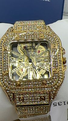 שעון מוזהב נדיר, משובץ אבני זירקוניה וקריסטלים. תכשיט בולט ומרהיב ומאד ייחודי. ✨ **יוקרה** 