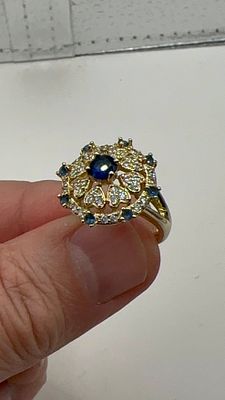 טבעת ספיר וזירקוניה- מדהימה!. ✨טבעת **זהב גולדפילד צהוב** מרהיבה!✨ ספיר כחולה 💙 מוקפת ביהלומים 