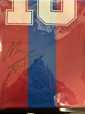 חולצה חתומה נדירה ומיוחדת של דייגו מרדונה קבוצת ברצלונה. של ICONS