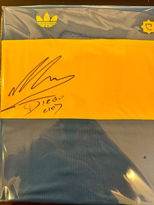 חולצה חתומה נדירה ומיוחדת של דייגו מרדונה בקבוצת בוקה גו׳ניורס 1981-81. חמשחקי בית. של ICONS