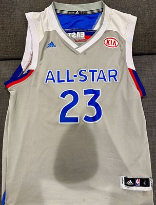 חולצה נדירה של לברון עם חתימה מיוחדת מאוד של All Star חברת Adidas מידה L. יש מספר כתמים קטנים 