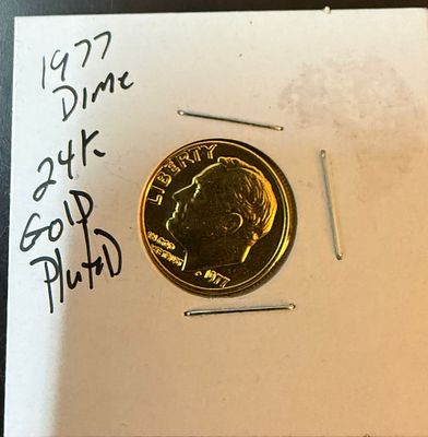 עלה כעת! מטבע dime משנת 1977 חדש במצב VF מצופה זהב 24K ארוז במארז קרטון.