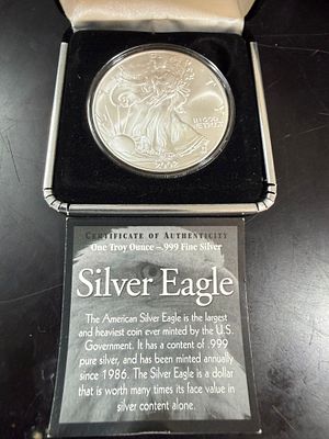 עלה כעת! . מטבע של אונקיית סילבר טהור איגל אמריקאי משנת 2002 בתוך קייס מיוחד 
משקל המטבע 31.1 