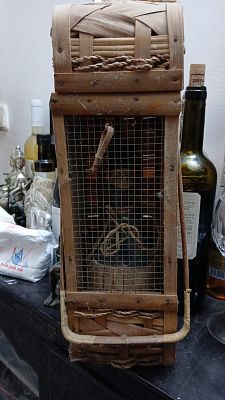 בקבוק ישן סגור הרמתי מ 1959 בתוך קופסת עץ מידה 37 על 12