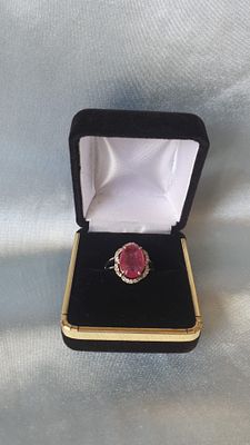 עלה כעת! טבעת כסף יפהפיה עם אבן רובי מרכזית ואבני טופז מסביב משקל כולל 5.35 גרם עם תעודה GLA עם 