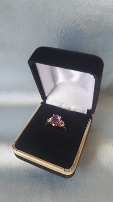 עלה כעת! רק 12.5 אחוז עמלה בלבד! טבעת זהב 14 קראט עם אבן מרכזית אמאטיסט יפהפיה עם 2 אבני ספיר 