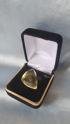 עלה כעת! אבן סיטרין קווארץ גדולה ומרשימה במשקל 52 קראט תעודה והערכה גבוהה בתעודה 4420 דולר! 