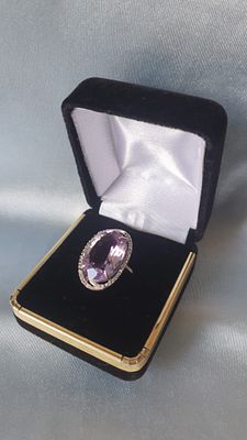 עלה כעת! טבעת כסף 925 עם אבן אמרטיסט מדהימה ואבני ספיר לבנות משקל כולל 5.3 גרם 
תעודה והערכה 